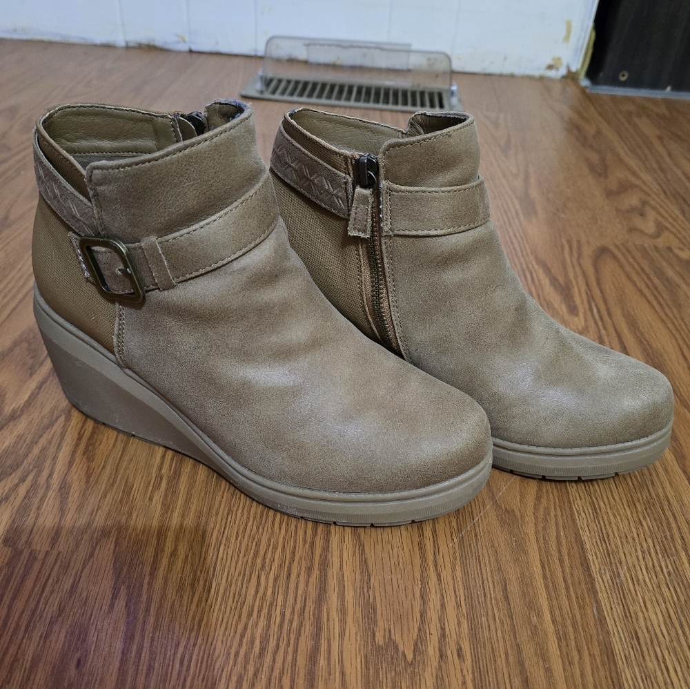 Skechers Women's Bobs wedge Booties. Size 9. Color-Chestnut